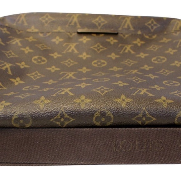 LOUIS VUITTON
Monogram Canvas Brown Beaubourg MM Messenger Bag - Picture 5 of 11